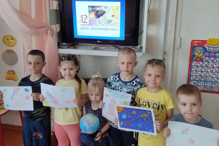 День космонавтики в разновозрастной группе 2-7 лет День космонавтики в разновозрастной группе 2-7 лет.